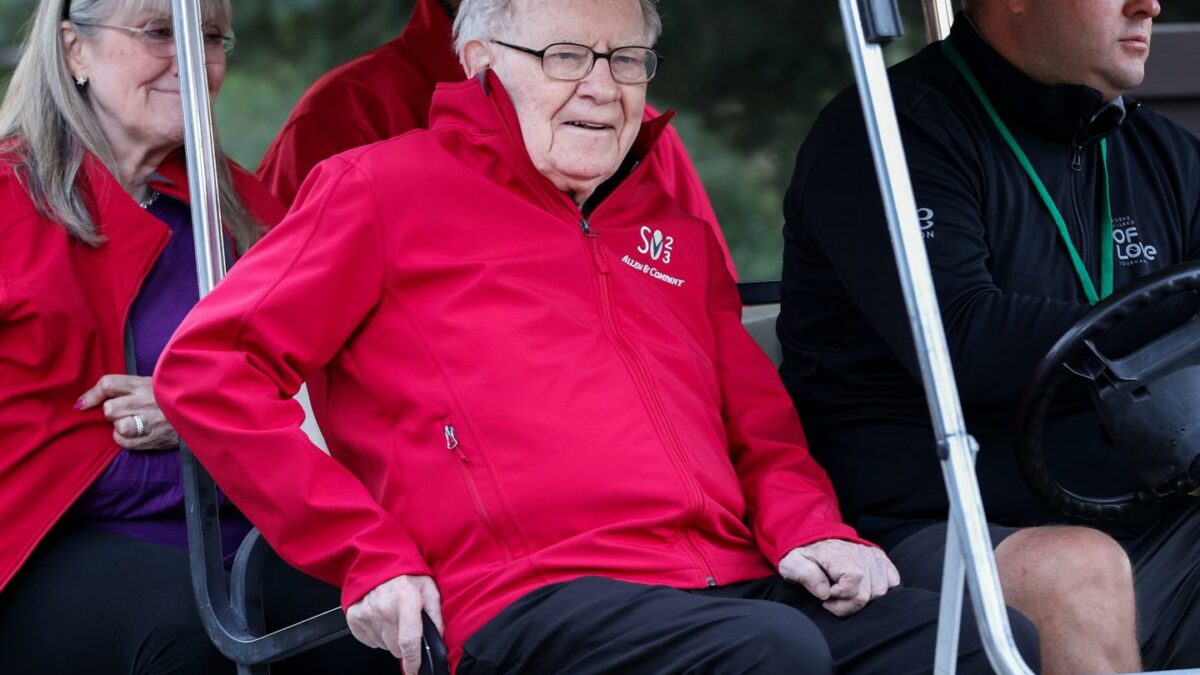 Buffett says AI giants are ‘playing a game they don’t want to play’ in the AI race, reveals he was behind Berkshire’s $31 billion bet on Google