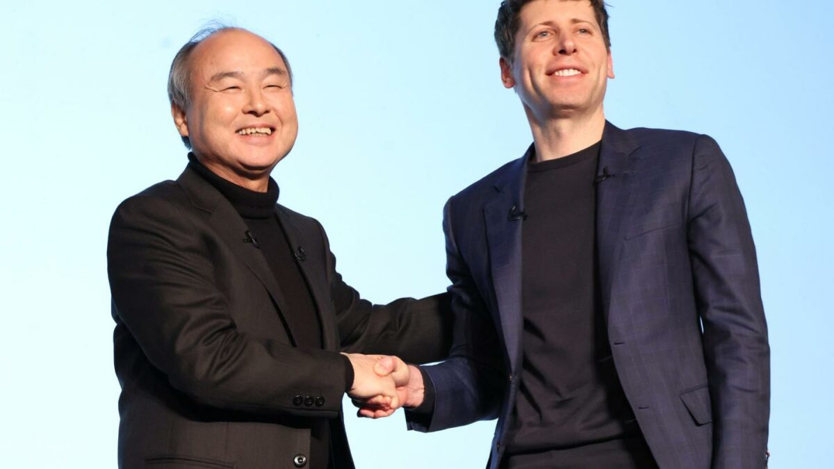 Le PDG d'OpenAI, Sam Altman avec le PDG du groupe Softbank,