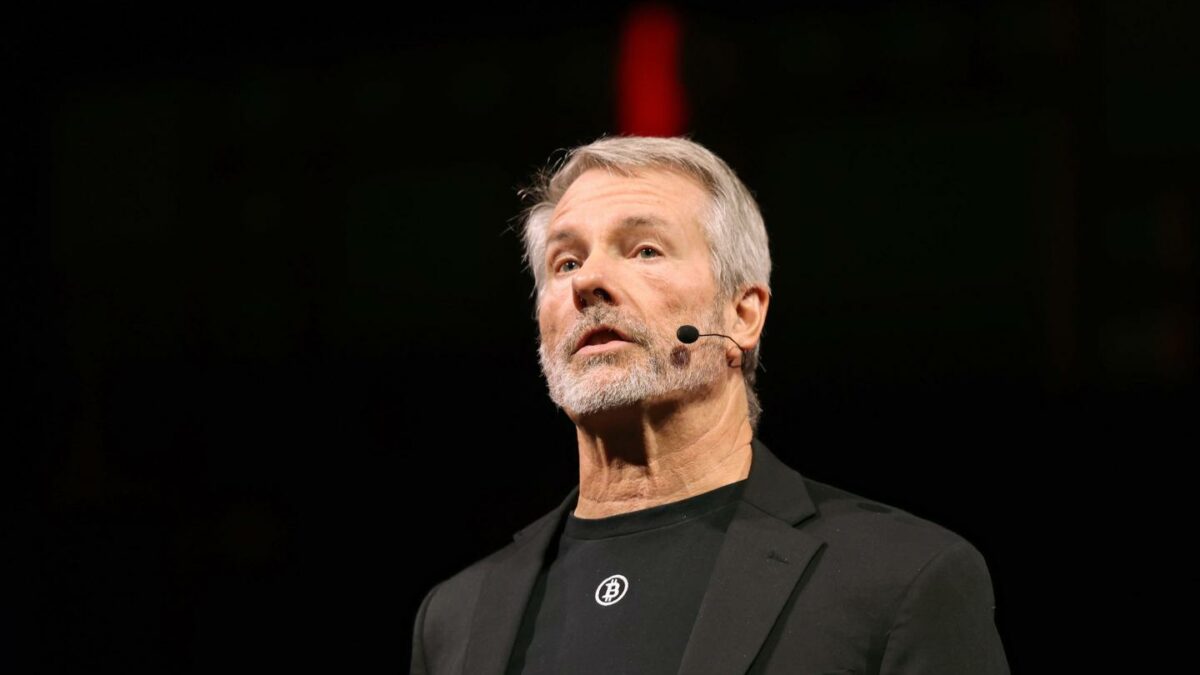 Michael Saylor’s Strategy flirts again with the danger threshold at which his company is worth less than his Bitcoin