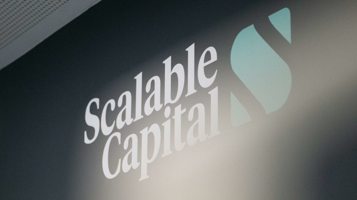 A logo of the company Scalable Capital. Scalable has been operating a platform for private investors since 2015.