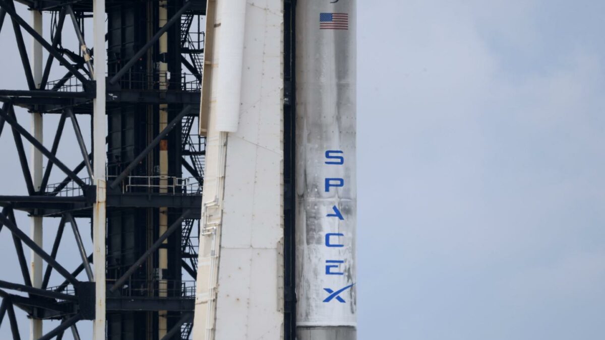 SpaceX sets $800 billion valuation, confirms 2026 IPO plans