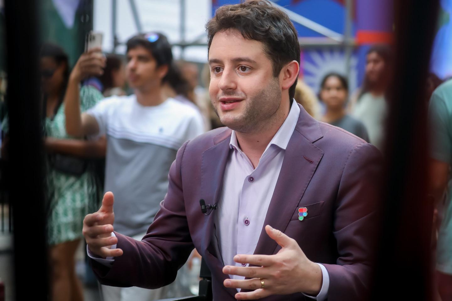 gettyimages-2227186746-e1754070633108 Dylan Field gestures with his arms while speaking