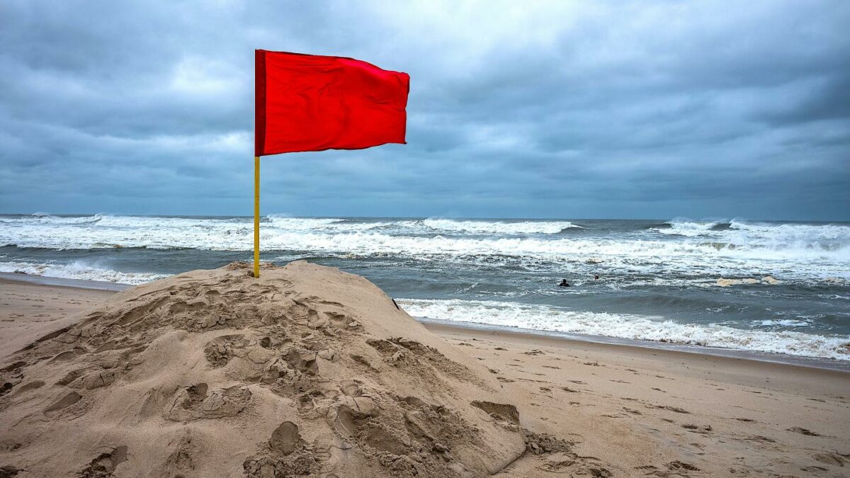 Photo: LONG ISLAND, UNITED STATES AUGUST 21: A red flag signifying no swimming is seen at Robert Moses beach on Long Island, New York on August 21, 2025, as Hurricane Erin moves up the East Coast. A coastal flood warning and no swimming advisory is now in effect for the Jersey Shore and New York's south-facing beaches. (Photo by Thomas Hengge/Anadolu via Getty Images)