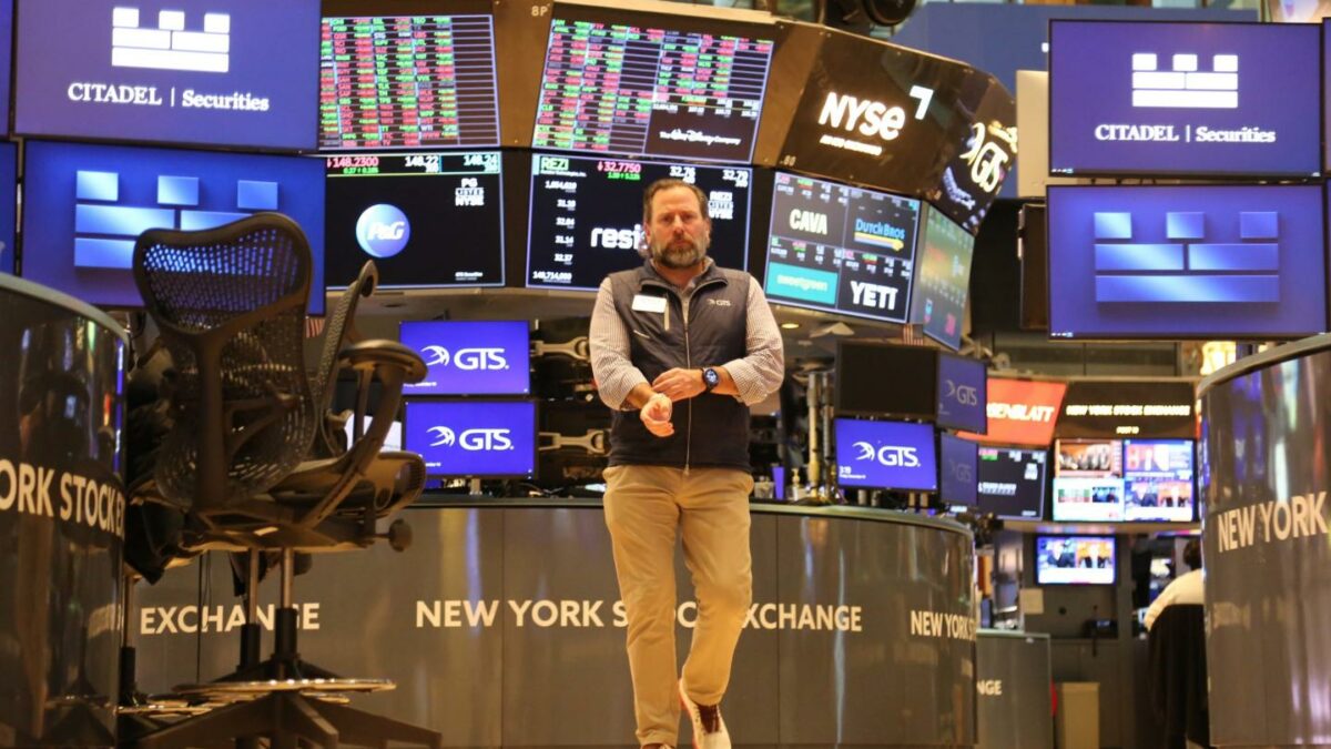 broker at the stock exchange