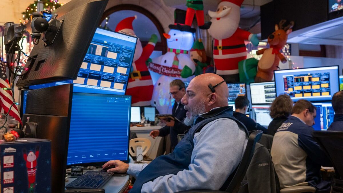 Brutal year for stock picking spurs trillion-dollar fund exodus