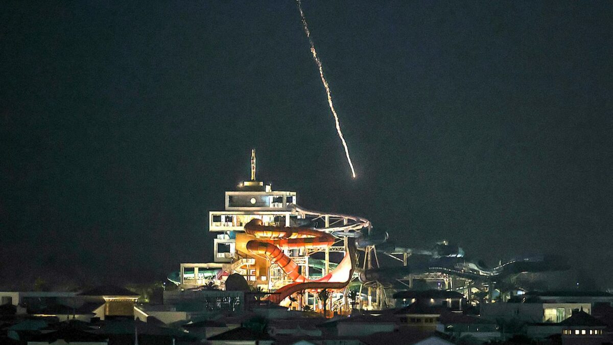 An intercepted projectile falls into the sea near Dubai's Palm Jumeirah archipelago on March 1, 2026. The United States and Israel launched strikes against Iran on February 28, killing Iran's supreme leader and top military leaders, prompting authorities to retaliate with strikes on Israel and US bases across the Gulf. (Photo by FADEL SENNA / AFP)