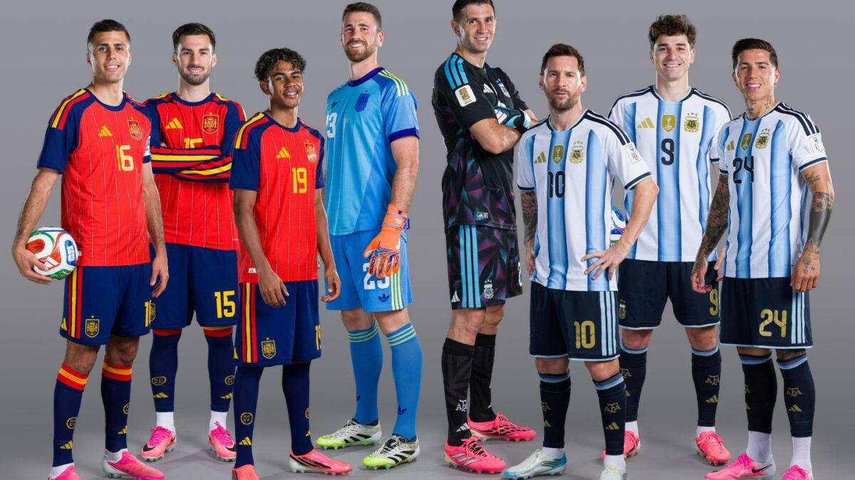 Spain's national team players stand on the left while Argentina's national players stand on the right.