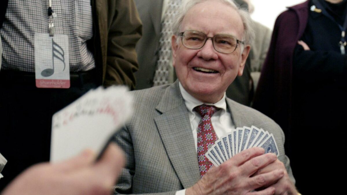 They might be playing cards, but Warren Buffett’s investment philosophy may apply to your credit card points.